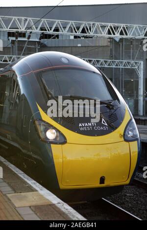 Der Vorderseite einer Avanti Westküste Zug mit dem neuen Logo als Er fährt von London Euston Station für Ihre erste Reise entlang der West Coast Main Line (WCML). Stockfoto