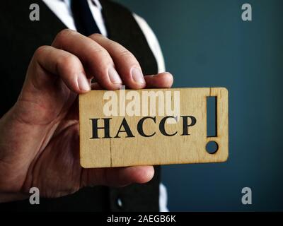 Gefahrenanalyse und kritische Kontrollpunkte HACCP in den Händen der Manager ein. Stockfoto