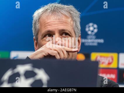 Dortmund, Deutschland. 09 Dez, 2019. Fussball: Champions League, bevor das Spiel Borussia Dortmund - Slavia Prag. Dortmund Trainer Lucien Favre spricht bei einer Pressekonferenz. Quelle: Bernd Thissen/dpa/Alamy leben Nachrichten Stockfoto