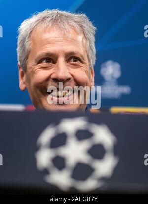 Dortmund, Deutschland. 09 Dez, 2019. Fussball: Champions League, bevor das Spiel Borussia Dortmund - Slavia Prag. Dortmund Trainer Lucien Favre lacht auf einer Pressekonferenz. Quelle: Bernd Thissen/dpa/Alamy leben Nachrichten Stockfoto