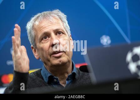 Dortmund, Deutschland. 09 Dez, 2019. Fussball: Champions League, bevor das Spiel Borussia Dortmund - Slavia Prag. Dortmund Trainer Lucien Favre spricht bei einer Pressekonferenz. Quelle: Bernd Thissen/dpa/Alamy leben Nachrichten Stockfoto