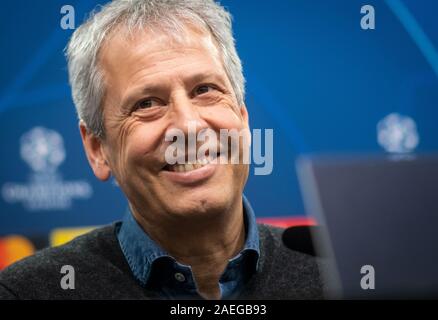 Dortmund, Deutschland. 09 Dez, 2019. Fussball: Champions League, bevor das Spiel Borussia Dortmund - Slavia Prag. Dortmund Trainer Lucien Favre lacht auf einer Pressekonferenz. Quelle: Bernd Thissen/dpa/Alamy leben Nachrichten Stockfoto