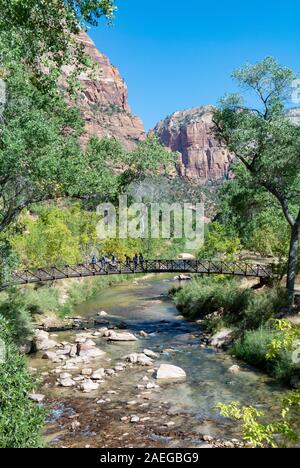Zion National Park, Utah/USA, USA - 3. Oktober 2019: eine Brücke über einen Fluss im Zion National Park Stockfoto