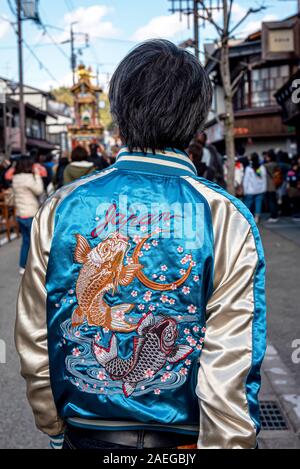 Mann, der eine blaue Jacke liest Japan Stockfoto