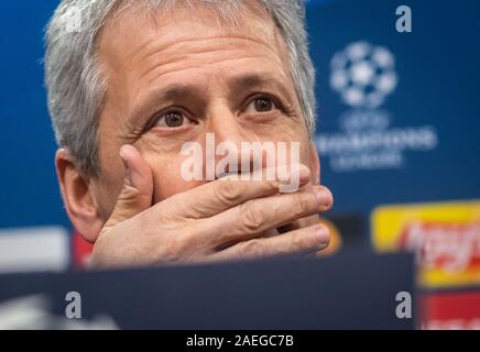 Dortmund, Deutschland. 09 Dez, 2019. Fussball: Champions League, bevor das Spiel Borussia Dortmund - Slavia Prag. Dortmund Trainer Lucien Favre spricht bei einer Pressekonferenz. Quelle: Bernd Thissen/dpa/Alamy leben Nachrichten Stockfoto