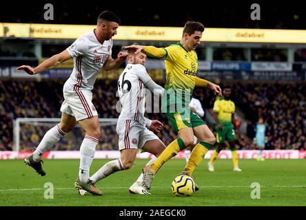 Von Sheffield United Enda Stevens (links), Oliver Norwood (Mitte) und Norwich City Kenny McLean Kampf um den Ball während der Premier League Spiel im Carrow Road, Norwich. Stockfoto