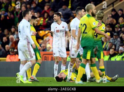 Von Sheffield United CHRIS Basham (Mitte) reagiert, nachdem Norwich City Kenny McLean liegt während der Premier League Spiel im Carrow Road, Norwich verletzt. Stockfoto