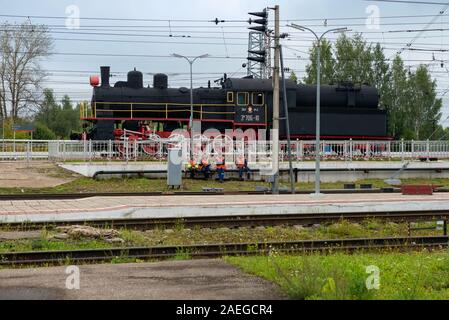 BOLOGOYE, Russland - August 8, 2019: Denkmal für die Dampflok L-3864 am Bahnhof installiert. Tver Gebiet, Russland Stockfoto