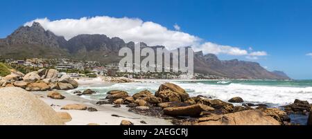 Panoramablick auf die Zwölf Apostel Bergkette, Camps Bay und den Strand mit dem Atlantischen Ozean, Kapstadt, Südafrika Stockfoto