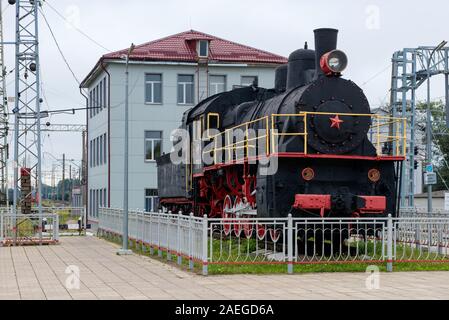 BOLOGOYE, Russland - August 8, 2019: Denkmal für die Dampflok L-3864 am Bahnhof installiert. Tver Gebiet, Russland Stockfoto