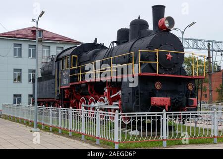 BOLOGOYE, Russland - August 8, 2019: Denkmal für die Dampflok L-3864 am Bahnhof installiert. Tver Gebiet, Russland Stockfoto