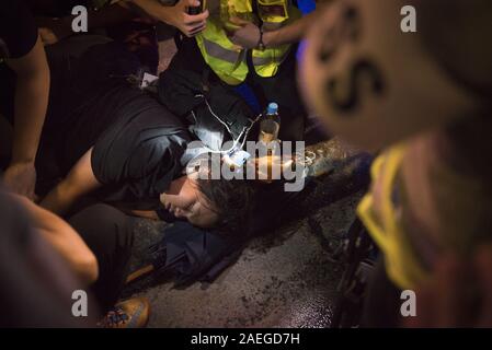 September 22, 2019, Hongkong, China: eine Frau, die von den Sanitätern während der Demonstrationen behandelt.. Trotz der umstrittenen Auslieferung Rechnung, die ursprünglich funkte die Proteste formell zurückgezogen, Demonstranten weiter auf Chief Executive Carrie Lam zu nennen Ihre restlichen Forderungen, die umfasst das allgemeine Wahlrecht, eine unabhängige Untersuchung über die Brutalität der Polizei, Rückzug des Wortes â € "riotingâ €™, die Proteste zu beschreiben, zu erfüllen, und alle Anklagen gegen Demonstranten festgenommen. (Bild: © Oliver Haynes/SOPA Bilder über ZUMA Draht) Stockfoto