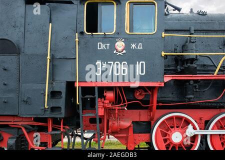 BOLOGOYE, Russland - August 8, 2019: Denkmal für die Dampflok L-3864 am Bahnhof installiert. Tver Gebiet, Russland Stockfoto