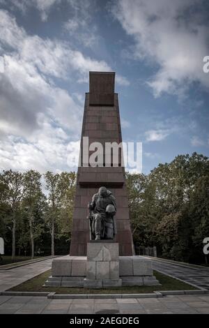 Die sowjetische Kriegsdenkmal und Friedhof im Treptower Park, Berlin, Deutschland Stockfoto