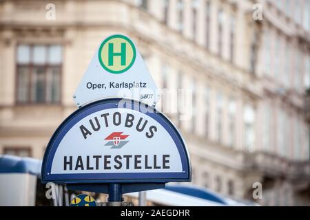 Wien, ÖSTERREICH - NOVEMBER 6, 2019: Logo der Wiener Linien auf einem lokalen Bus Stop (Bus Haltestelle) am Karlsplatz in Wien. Wiener Linien ist die Publ Stockfoto