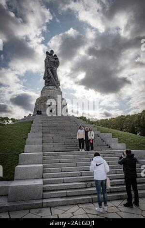 Eine Skulptur von Sergeant der Wachen Nikolai Masalov stehend auf ein zerbrochenes Hakenkreuz und halten ein deutsches Kind in der Sowjetischen Kriegerdenkmal, Treptower Park Stockfoto