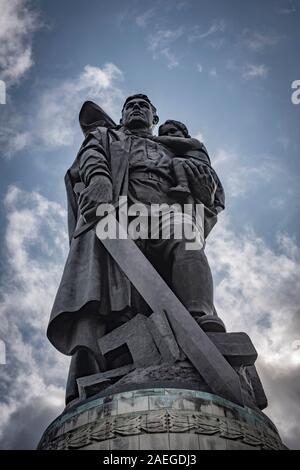 Eine Skulptur von Sergeant der Wachen Nikolai Masalov stehend auf ein zerbrochenes Hakenkreuz und halten ein deutsches Kind in der Sowjetischen Kriegerdenkmal, Treptower Park Stockfoto