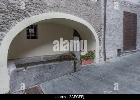 Alte Brunnen im mittelalterlichen Dorf von Bard in Valle d'Aosta, Bild horizontal Stockfoto