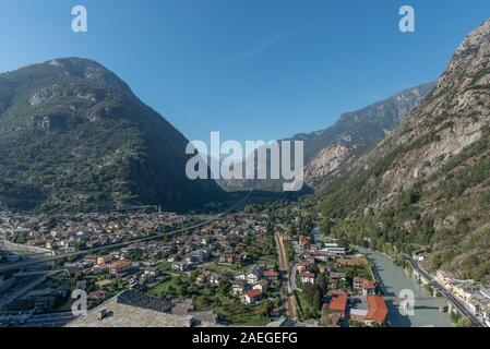 Blick von der Bardin fort des mittelalterlichen Dorfes und der Dora Baltea, Bild horizontal Stockfoto