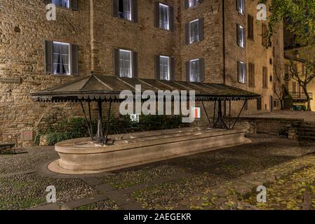 Antike öffentliche Waschhaus in der Via Lupo in Bergamo Alta, horizontale Nacht Bild in der oberen Stadt Stockfoto