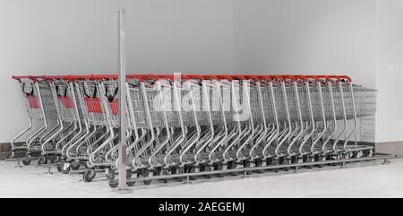 eine Reihe von Einkaufswagen Stockfoto