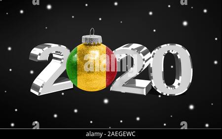 Frohes neues Jahr 2020, Flagge von Mali auf einer Weihnachten Spielzeug, Dekorationen auf dunklem Hintergrund. Kreative Weihnachten Konzept. Stockfoto