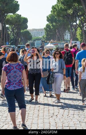 Rom, Italien, 03.Oktober, 2018: Touristen sind vor dem Hintergrund der Ruinen des antiken Rom fotografiert. Stockfoto