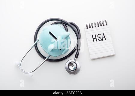 HSA Wort auf Notizen mit Sparschwein und Stethoskop, Gesundheit sparen Konto, HSA-Konzept Stockfoto