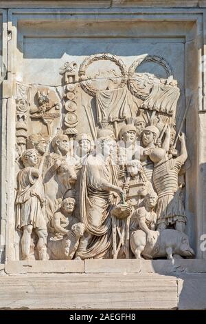 Rom, Italien, 03.Oktober, 2018: Detail der Triumphbogen des Konstantin. Lustratio, das Flachrelief auf der Südseite "Reinigung von Opfern. Stockfoto
