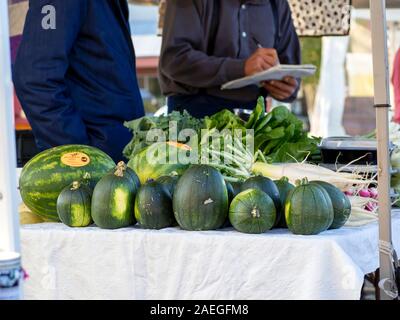 Wassermelonen und Gemüse zum Verkauf auf einem Tisch in Corpus Christi, Texas USA Southside Farmer's angezeigt. Stockfoto