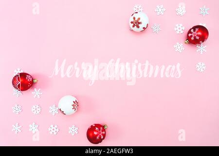 Weihnachten Komposition. Weihnachtskugeln und Schneeflocken Dekorationen auf rosa Hintergrund. Flach, Ansicht von oben, kopieren Raum Stockfoto