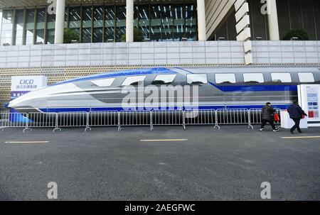 Die 600 km/h schnelle Magnetschwebebahn von Crrc wird auf dem Display während einer Ausstellung in Hangzhou City, East China Zhejiang Provinz am 6. Dezember, 2019. Stockfoto