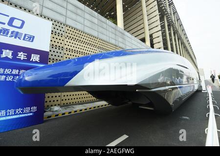 Die 600 km/h schnelle Magnetschwebebahn von Crrc wird auf dem Display während einer Ausstellung in Hangzhou City, East China Zhejiang Provinz am 6. Dezember, 2019. Stockfoto