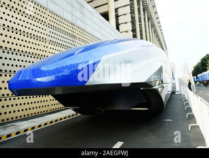 Die 600 km/h schnelle Magnetschwebebahn von Crrc wird auf dem Display während einer Ausstellung in Hangzhou City, East China Zhejiang Provinz am 6. Dezember, 2019. Stockfoto