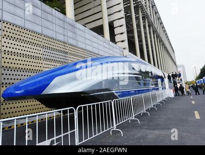 Die 600 km/h schnelle Magnetschwebebahn von Crrc wird auf dem Display während einer Ausstellung in Hangzhou City, East China Zhejiang Provinz am 6. Dezember, 2019. Stockfoto