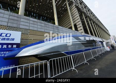 Die 600 km/h schnelle Magnetschwebebahn von Crrc wird auf dem Display während einer Ausstellung in Hangzhou City, East China Zhejiang Provinz am 6. Dezember, 2019. Stockfoto