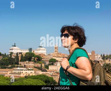 Touristen Bewundern der Aussicht auf Rom von Orange Garten, Giardino degli Aranci auf Aventin Stockfoto