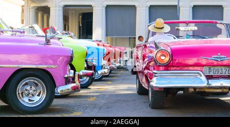 Bunte klassische amerikanische Autos aufgereiht in Havanna, Kuba. Im Februar 2019 übernommen. Diese Autos sind restauriert und als Taxis eingesetzt Stockfoto