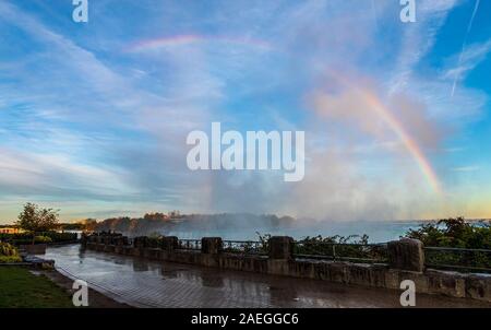 Niagara Falls ist eine Gruppe von drei Wasserfällen am südlichen Ende der Niagara Schlucht, zwischen der kanadischen Provinz Ontario und dem US-Bundesstaat New Yo Stockfoto