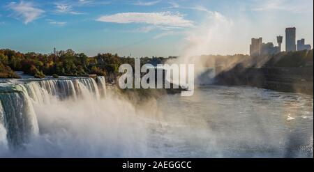 Niagara Falls ist eine Gruppe von drei Wasserfällen am südlichen Ende der Niagara Schlucht, zwischen der kanadischen Provinz Ontario und dem US-Bundesstaat New Yo Stockfoto