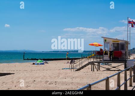 Rettungsschwimmer draußen sitzen Suche Hütte auf Boscombe Strand, Bournemouth, Dorset UK an einem heißen Sommertag im Juni 2018 Stockfoto