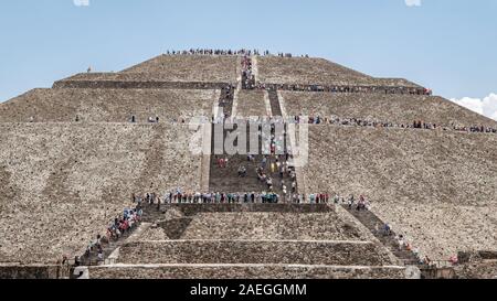 Masse der Touristen klettern die Pyramide der Sonne am Teotihuacan Archäologische Stätte liegt etwa 40 km von Mexiko Stadt. Stockfoto