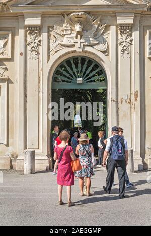 Rom, Italien, 03.Oktober, 2018: ein besonderer Blick auf die Kuppel von St. Peter (Vatikanstadt - Rom). An der Piazza Cavalieri di Malta gibt es die Villa del Prio Stockfoto