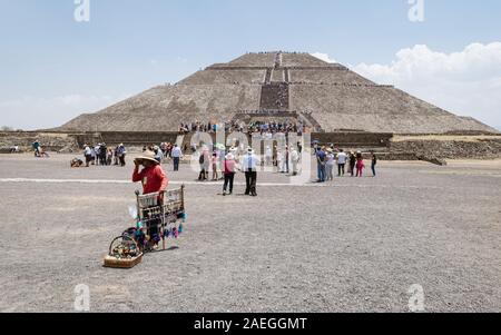 Masse der Touristen klettern die Pyramide der Sonne am Teotihuacan Archäologische Stätte liegt etwa 40 km von Mexiko Stadt. Stockfoto