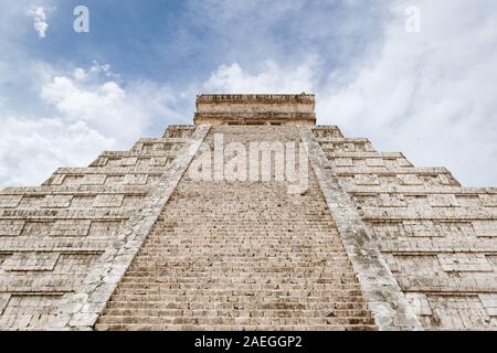 Chichen Itza, Yucatan, Mexiko: Close-up auf die emblematische Tempel des Kukulcan ("El Castillo") Maya Pyramide in Chichen Itza Archäologische Stätte. Stockfoto