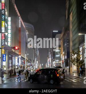 Blick auf die Stadt, Ginza Chuo, 3-Chome - 6, Tokyo, Japan, an regnerischen November Nacht Stockfoto