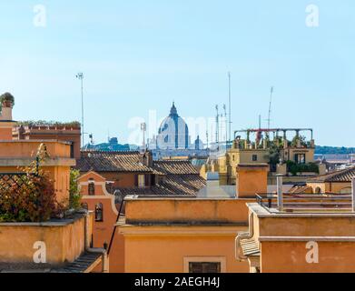 Rom, Italien, 03.Oktober, 2018: Blick auf die Kuppel von St. Peter's Cathedral unter den Dächern des antiken Rom Stockfoto