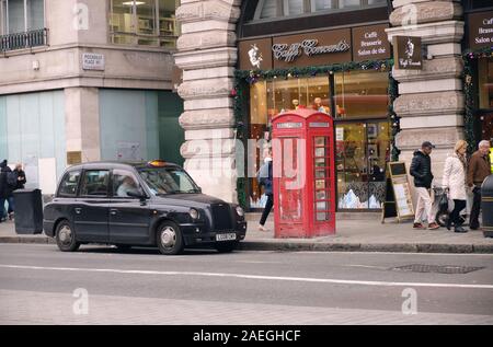 London black cab neben dem roten Telefonzelle auf der Piccadilly Straße geparkt. London. Stockfoto