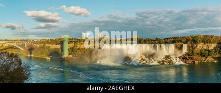 Niagara Falls ist eine Gruppe von drei Wasserfällen am südlichen Ende der Niagara Schlucht, zwischen der kanadischen Provinz Ontario und dem US-Bundesstaat New Yo Stockfoto