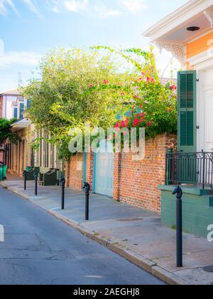 New Orleans, USA - 22. April 2018: Die reihenhäuser der traditionellen Architektur in Louisiana Stadt auf der Straße Bürgersteig im French Quarter Stockfoto